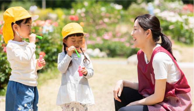 幼児がシャボン玉で遊ぶ